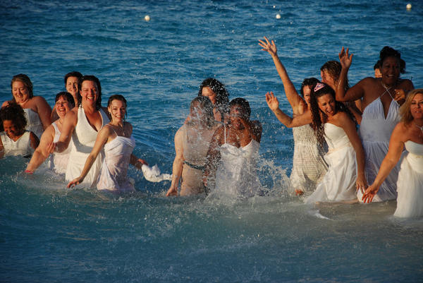 brides-splashing-in-the-ocean_l