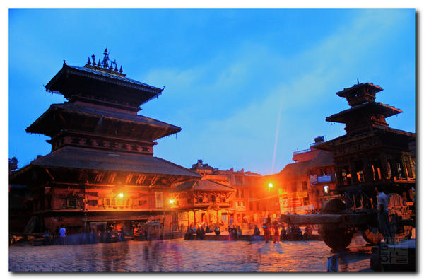 nepal-evening-lights-at-bhaktapur_l